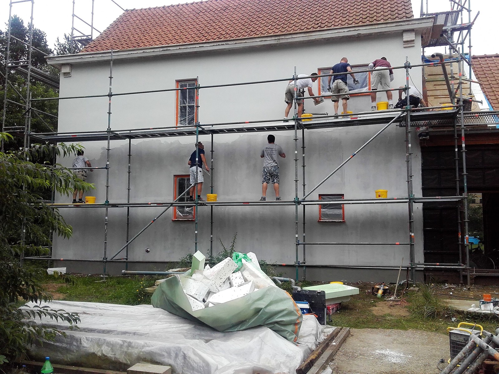 Team bepleisteren muur