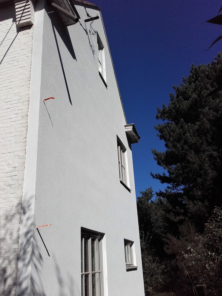 Wit bepleisterende muur